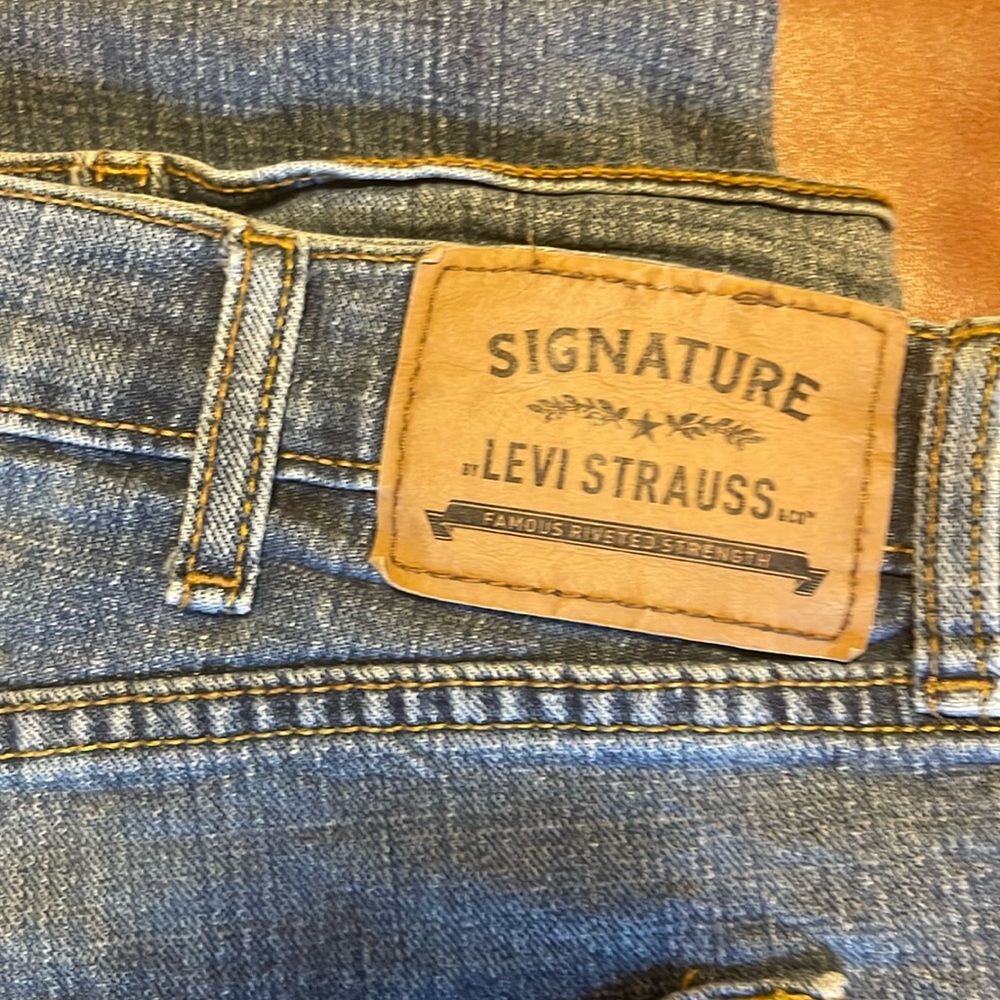 Levi signature relaxed jeans 38x32 in great shape